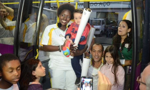 Milhares de pessoas celebram a passagem da Tocha Olímpica por Volta Redonda